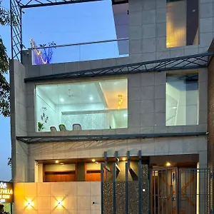 Saroj Hotel
